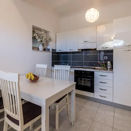 Apartament House Krishto *